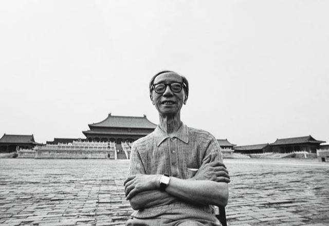 末代皇帝溥仪:月工资60元,重回故宫要门票,在龙椅藏了