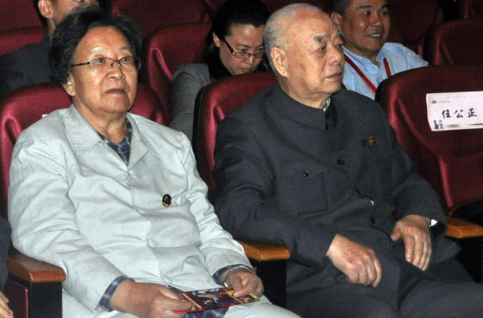 主席最小的女儿李讷,第一次回家乡时,为何长跪不起?