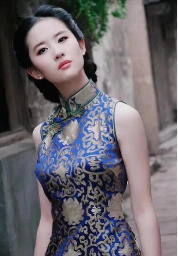 盘点女星旗袍照,张柏芝优雅,巩俐妖娆,唯独看到她的我沦陷了