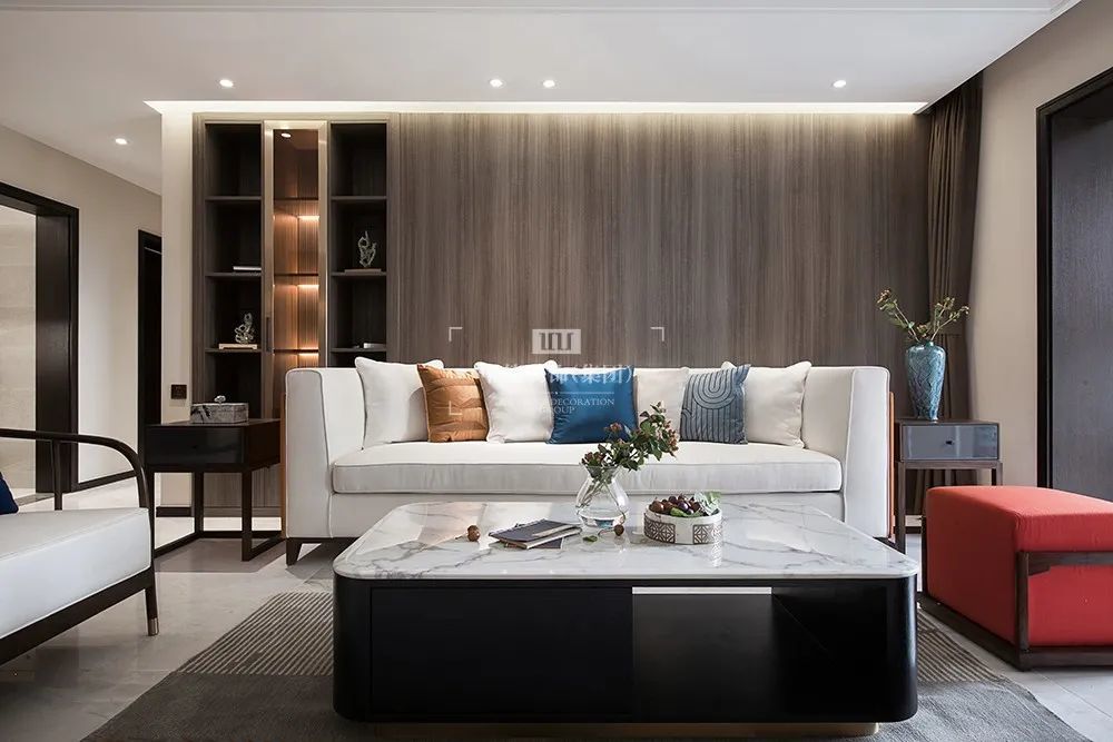 家具简化了复杂的造型,明亮的软装配色,拉开空间色差,营造良好的