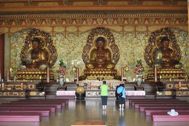 神奇土地非洲上最大的寺庙南华寺原来非洲人也烧香拜佛