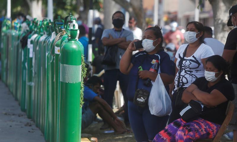 新冠疫情使秘鲁利马的氧气需求激增,氧气供应告急,不少有需求的人寻找