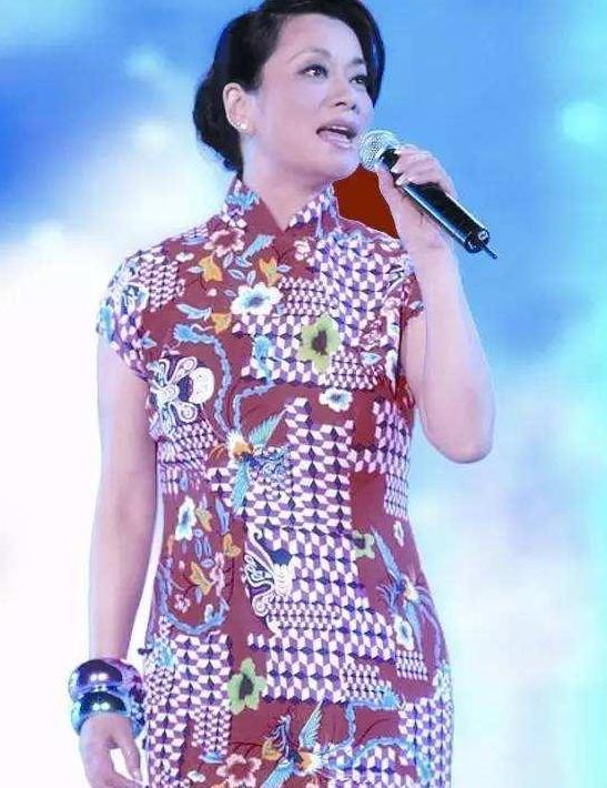毛阿敏是真正的歌坛一姐,老了还穿紧身裙上台,气质一流!
