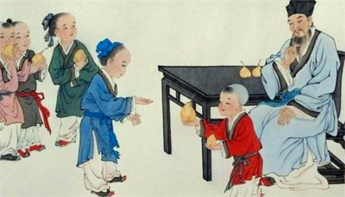 孔融让梨世人皆知,为何长大后的孔融,老师从不提起?因为不好说