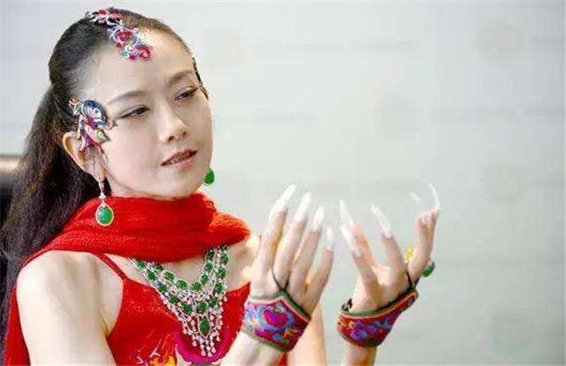 61岁的杨丽萍:10年不吃米饭,一辈子不生育,如今老态初