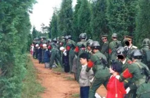 80年代老照片:狱警在枪毙现场轻松闲聊,等待枪毙的犯人一脸紧张