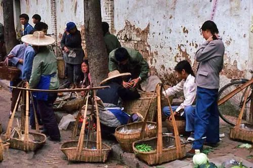 图为80年代农村人赶集,在集上卖着自家种的菜.