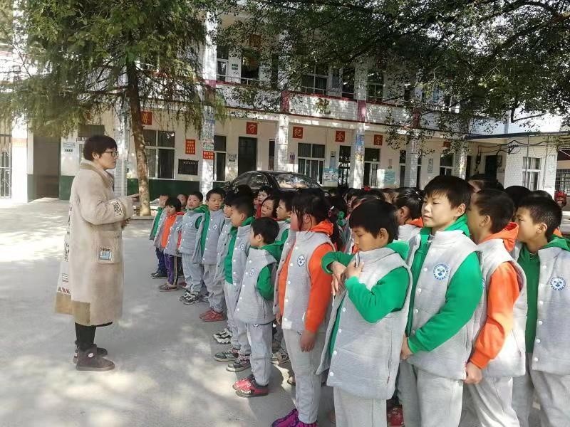 湖南祁东:爱心善举显真情 捐赠校服暖人心