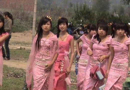 缅甸女孩自愿嫁中国男孩,结果无人想娶,只因该要求太难满足