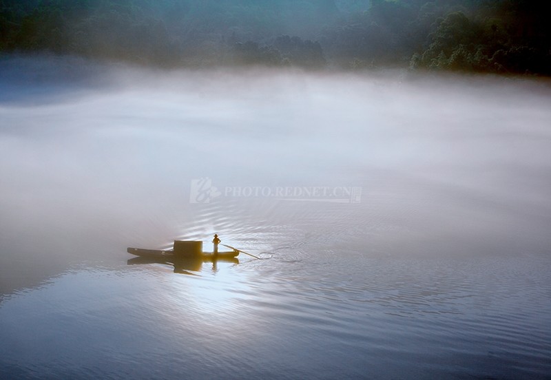 诗歌世界丨张觅:木叶纷纷而下 我的一叶小舟还荡在月明的湖心