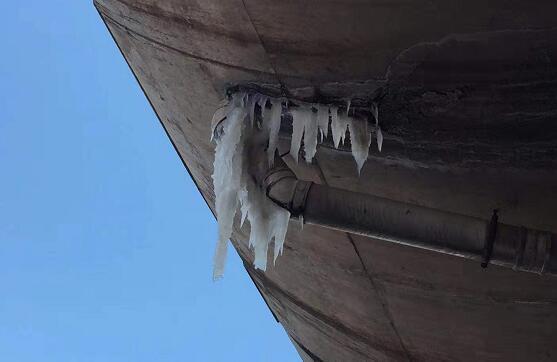 大连遭遇雨雪降温天气,极端天气下,使得东联路桥下长出了不少冰溜子