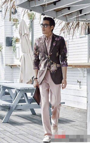 "中国第一男模"50岁胡兵晒病床照,年过半百未结婚,惹网友担心