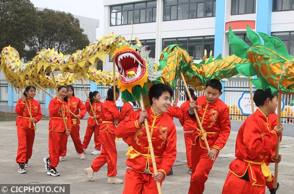 2021年1月28日,小朋友们在江苏省泰州市姜堰区俞垛中心小学学习舞龙