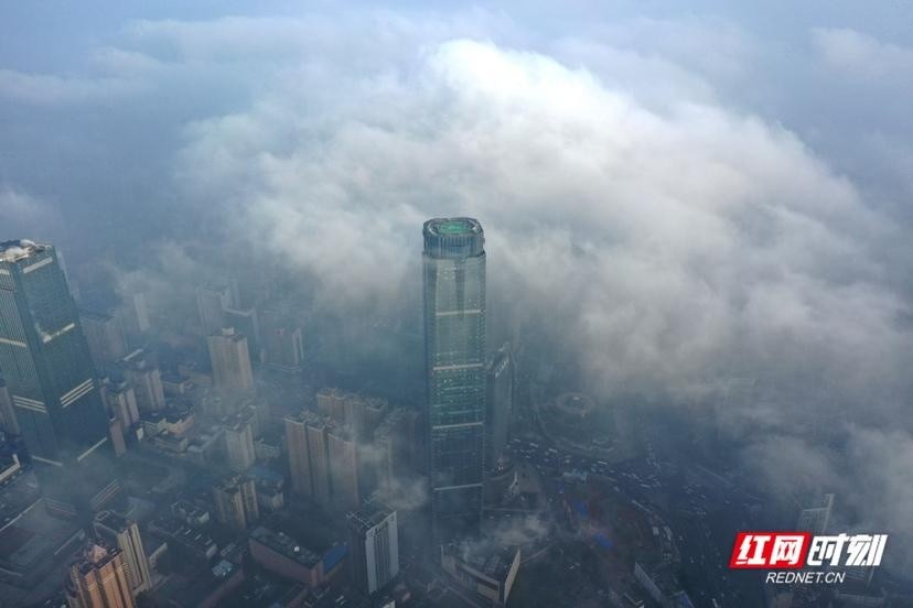 视频丨航拍大雾中的美景 一夜之间长沙变身"天空之城"