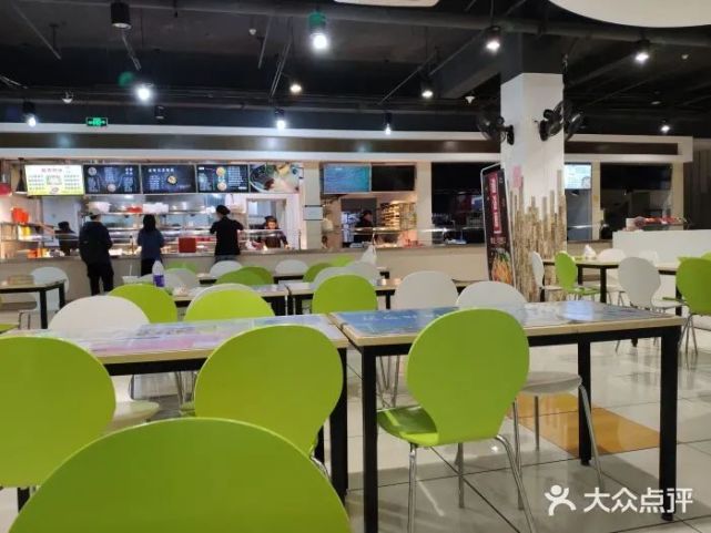 是在上海建桥学院的食堂