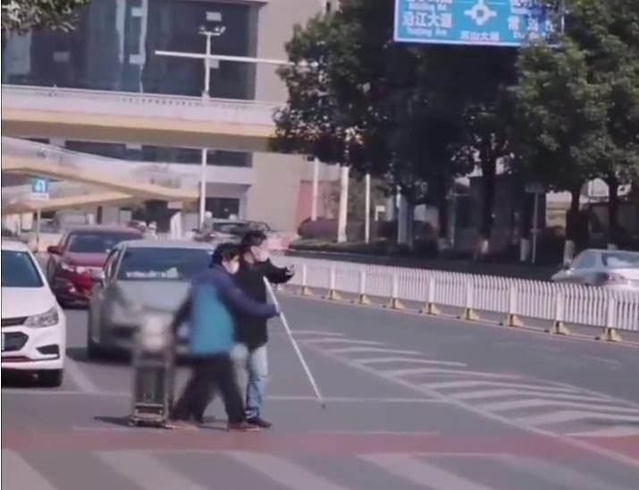 盲人过马路迷失方向,热心司机停车搀扶,你下车帮忙的样子真帅!