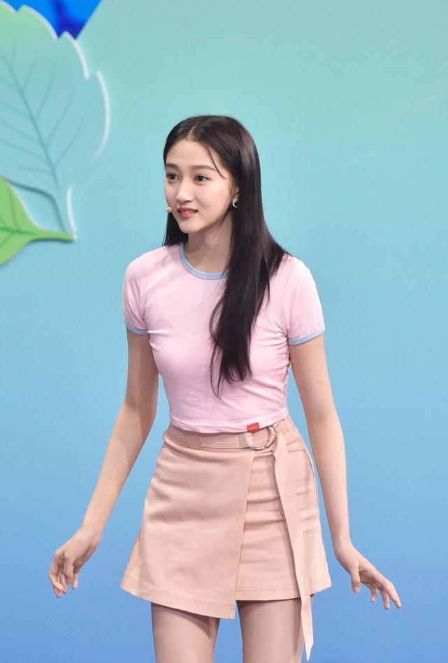 明星关晓彤:第3059时尚潮流穿搭美图欣赏