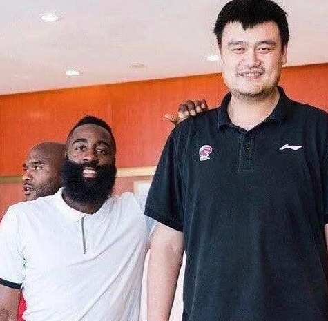 和姚明合影有多尴尬?奥尼尔瞬间小鸟依人,哈登刚到大姚肩膀!