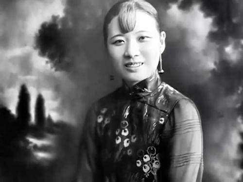 孔二小姐送给宋美龄一件按摩器,宋美龄很开心,身边护士却遭了罪