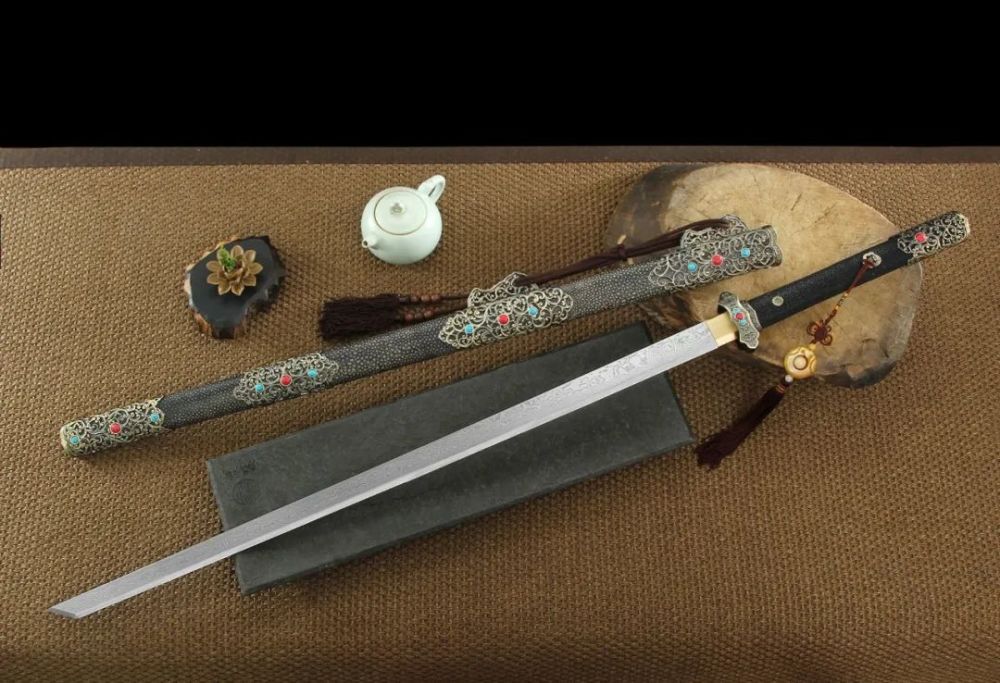 于是现代的中国刀商们心安理得的将日本刀锻造的覆土淬火等等技术从"