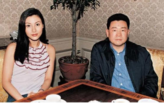 刘嘉欣抱怨了一句"衣服太多,衣帽间放不下.