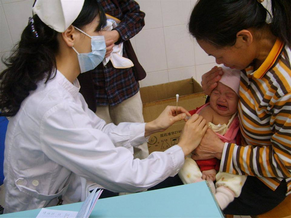 1岁宝宝接种疫苗表情亮了,医生打针时于心不忍:影帝非