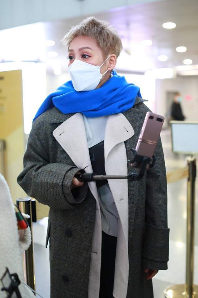 宁静短发造型还挺帅气的,即使快50岁了也敢穿,衣品真