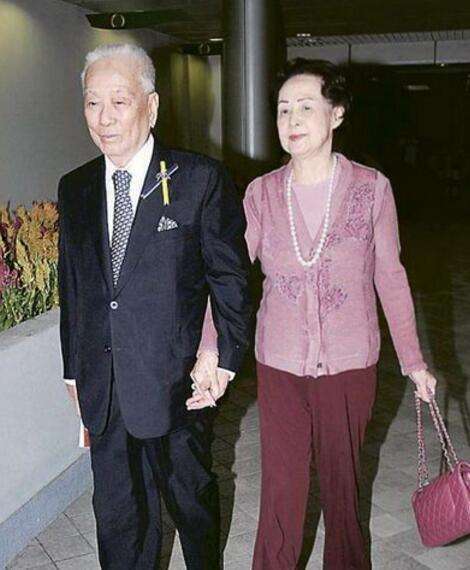 堪称最痴情的千亿富豪,结婚70年毫无绯闻,去哪都带着痴呆妻子