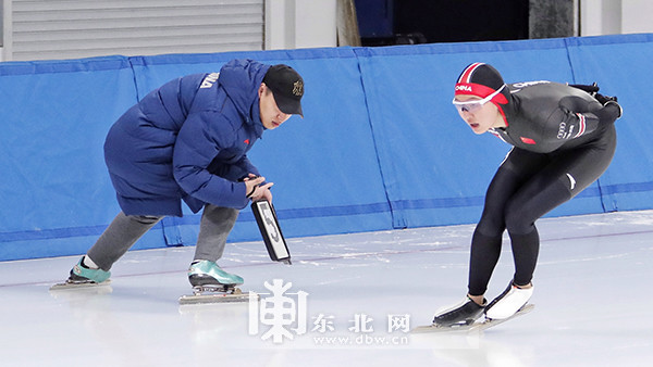 冰面上彰显速度与激情高清大图带你领略速度滑冰的魅力
