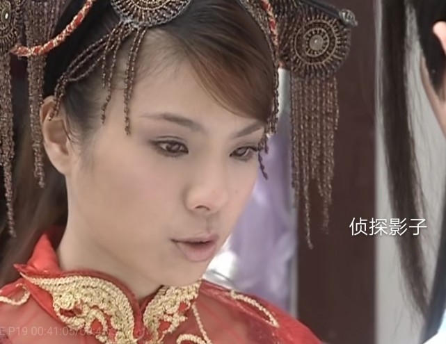 《魔剑生死棋》中,拜玉儿一直对燕藏锋手下留情,他却先后爱了三个女人