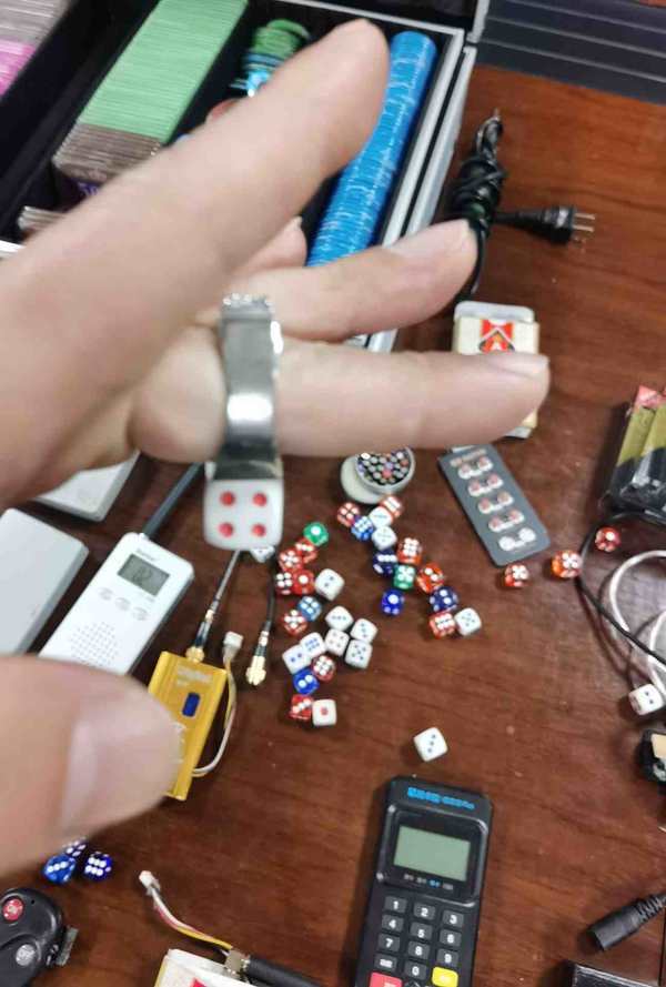 某中,绰号"老雷,被圈里人称作"郑州千王,他今年52岁,河南省临颍县人