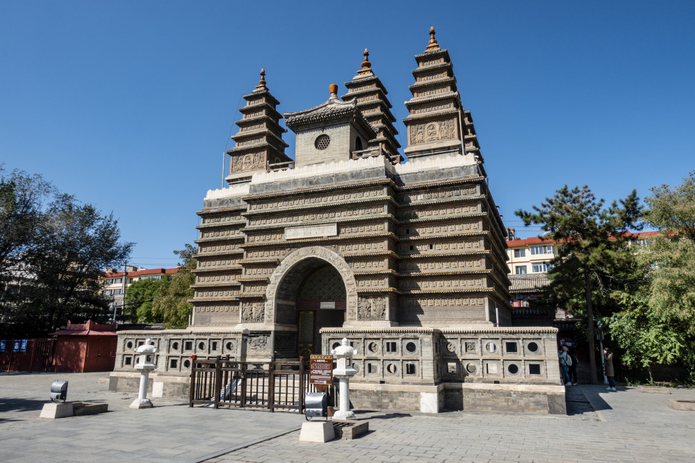 呼和浩特五塔寺在旧城东南,周围不是闹市,十分安静.