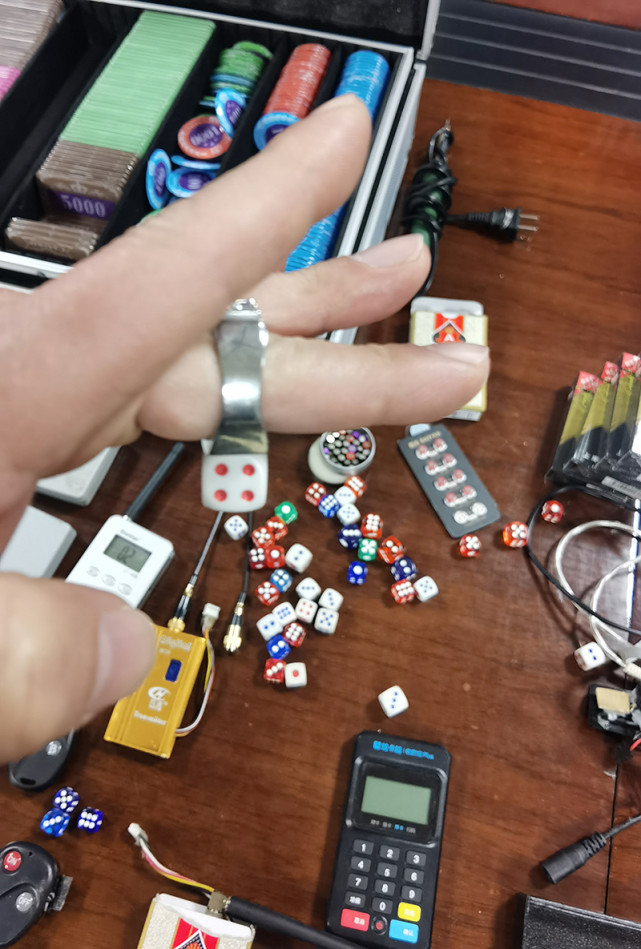 之后,不断邀请"朋友"来家里以推饼的方式进行赌博,并利用电子钟表里的