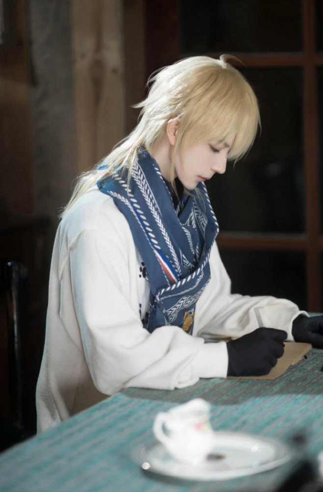 coser@kumaqi熊祁给我们带来了《时空中的绘旅人》路辰cos,特别温柔的