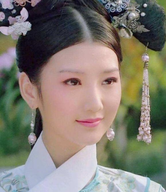 给人的感觉总是非常的清纯甜美,热情洋溢,毛晓彤也是出道多年的女演员