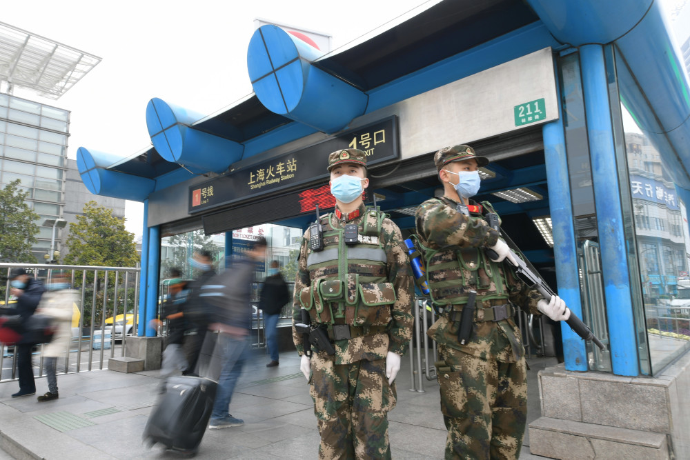 1月28日,武警上海总队执勤第三支队官兵在上海站南广场备勤警戒.