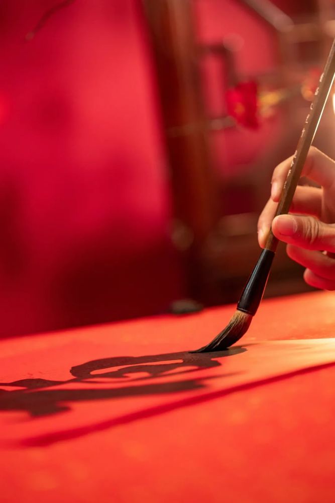 一人拿毛笔坐在古筝边猜成语_看图猜成语一人拿扇子(3)