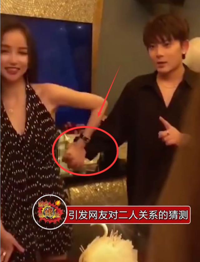曝陈翔与一位女网红庆生,女方直接投怀送抱,这手上戒指位置太真实了