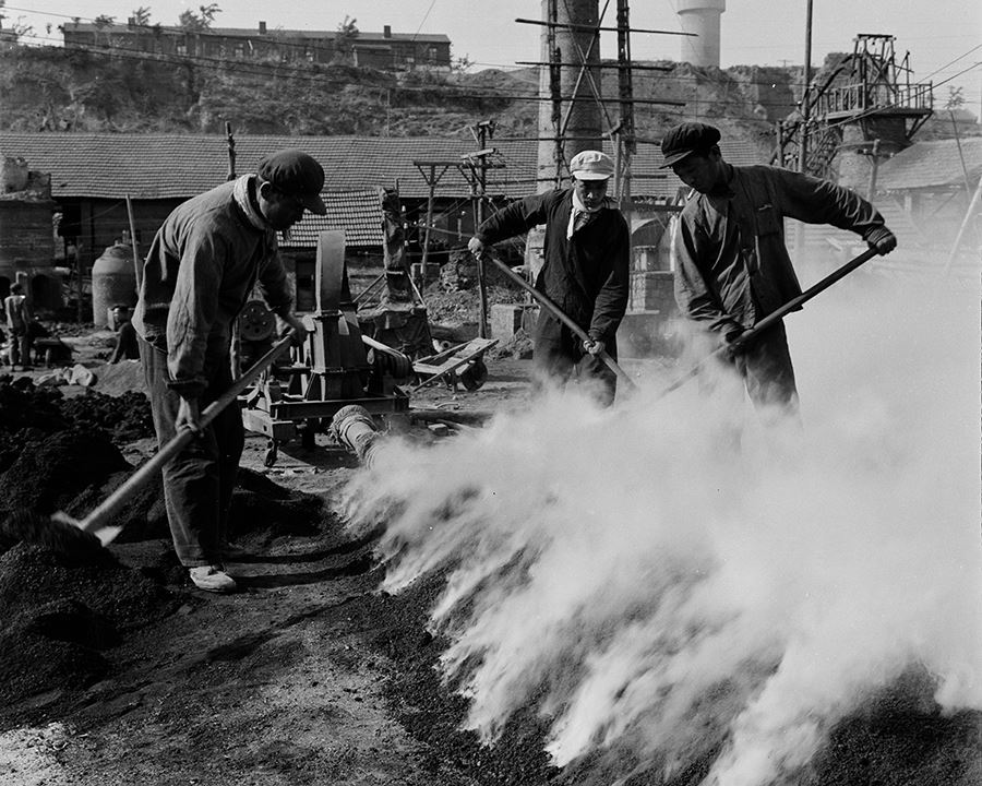 1960年,红旗焦厂土法炼焦烧结 没有任何防护设备,工人们冒着高温坚持