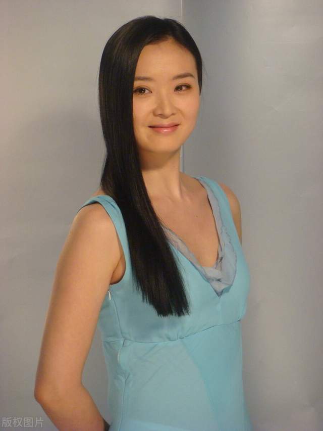 46岁王艳走机场,穿基础款大衣没明星架子,和儿子走机场像情侣