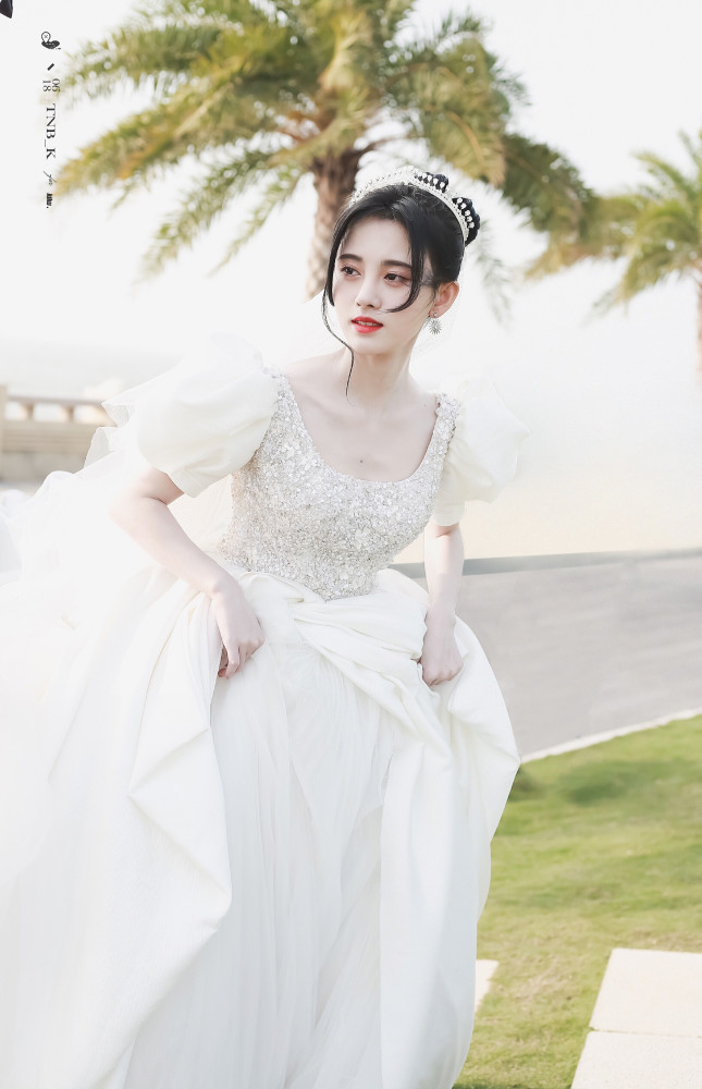鞠婧祎婚纱照仙气四溢,丸子头公主发箍白纱纯洁,宛如钻石公主在逃