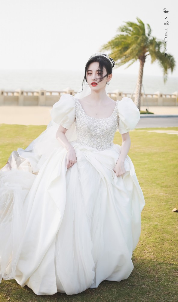 鞠婧祎婚纱照仙气四溢,丸子头公主发箍白纱纯洁,宛如钻石公主在逃