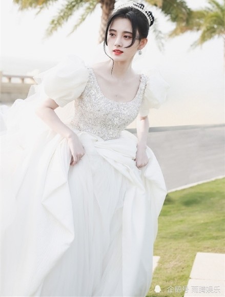 鞠婧祎最新婚纱大片:白纱裙挑战最美新娘,四千年美女凭颜值圈粉