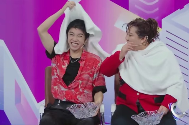 华晨宇泼水误伤关晓彤,导致对方妆容全脱,这素颜鹿晗看到都要懵