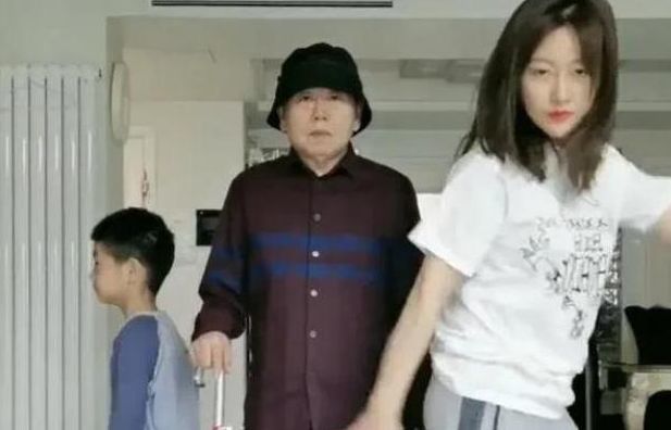 30岁嫁豪门身为总裁夫人的潘阳为啥带孩子一直住在父亲潘长江家