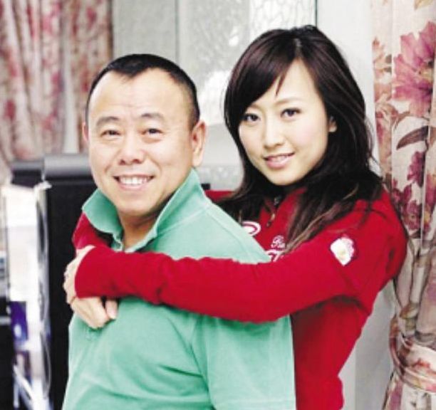 30岁嫁豪门,身为总裁夫人的潘阳为啥带孩子一直住在父亲潘长江家