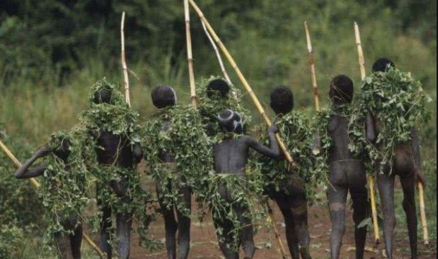 非洲最原始部落,女孩用树叶"遮羞",繁衍方式让人大跌眼镜