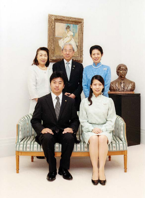 相恋7年后,典子公主与千家国麿宣布结婚,记者会上,小俩口笑得一脸幸福