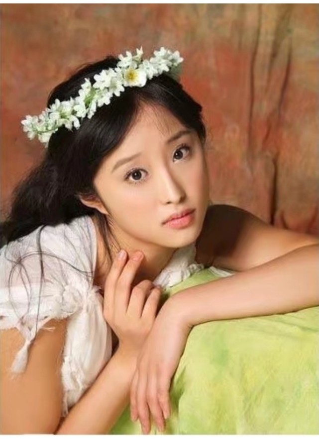 靠演丑女走红的李欣汝,因晒一张照片,被张艺谋赶出剧组沦为路人