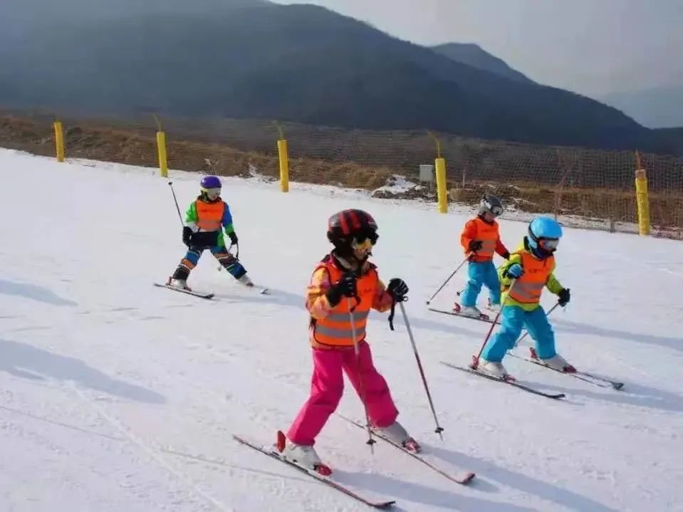雪质柔软,非常适合滑雪运动,被誉为"滑雪天堂 来梅河口鸡冠山滑雪场